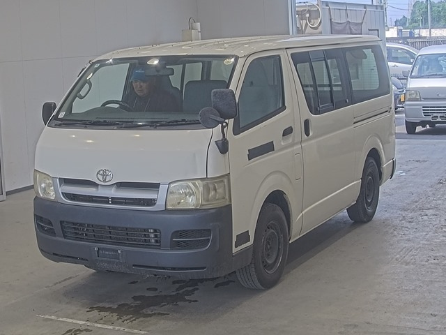 TOYOTA HIACE — фото