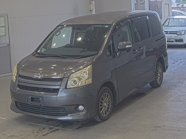 TOYOTA NOAH — фото