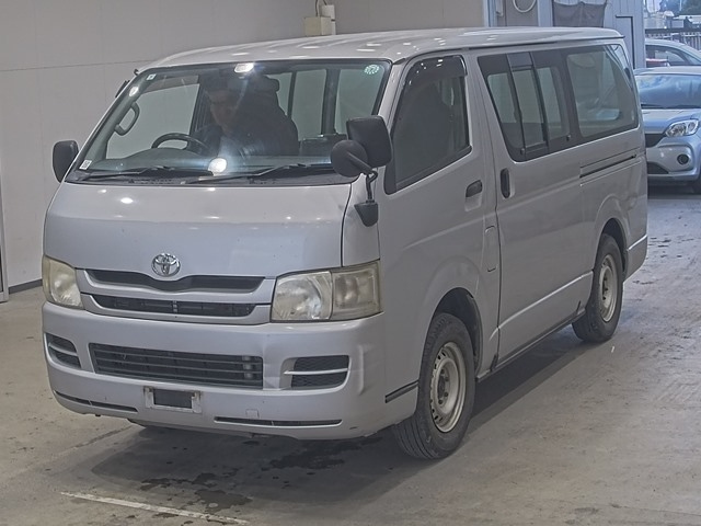 TOYOTA HIACE — фото