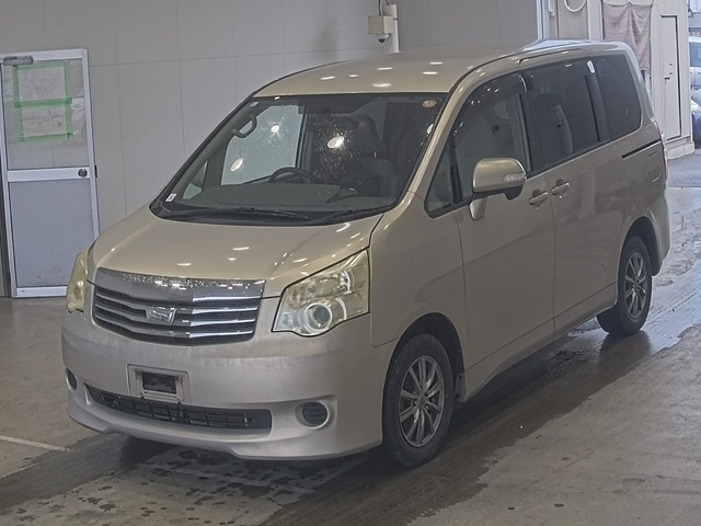 TOYOTA NOAH — фото