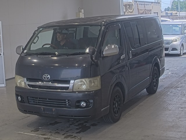 TOYOTA HIACE — фото