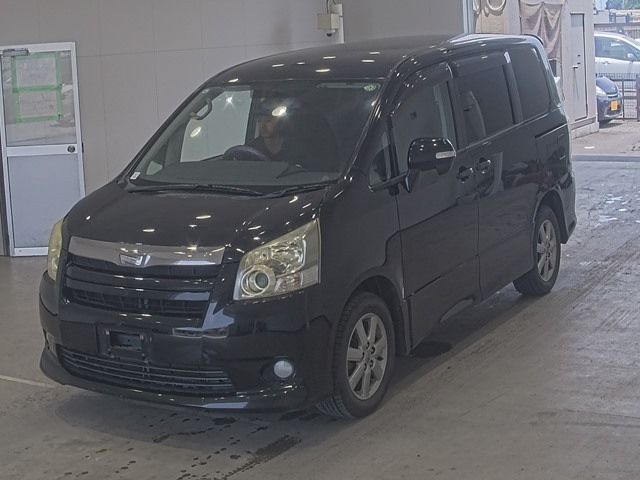 TOYOTA NOAH — фото