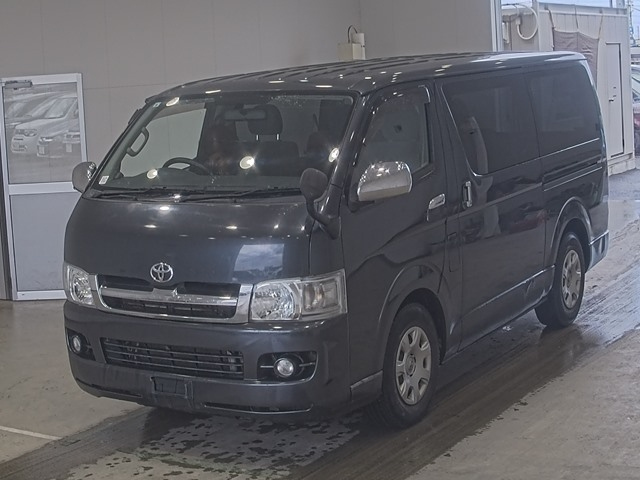 TOYOTA HIACE — фото