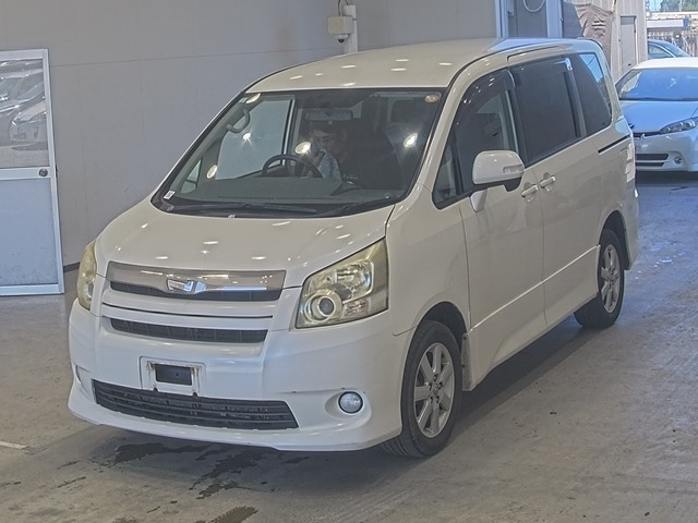TOYOTA NOAH — фото