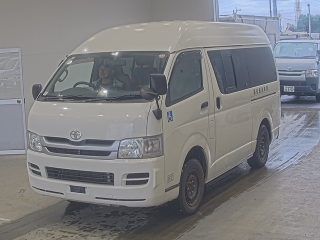 TOYOTA HIACE — фото
