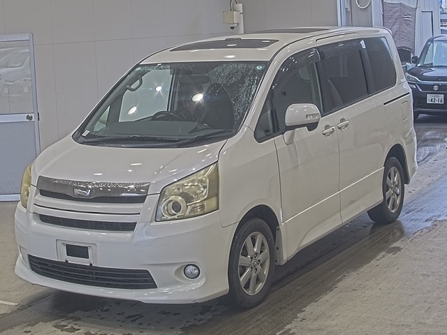 TOYOTA NOAH — фото