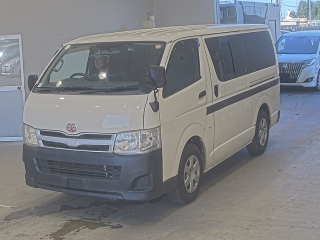 TOYOTA HIACE — фото