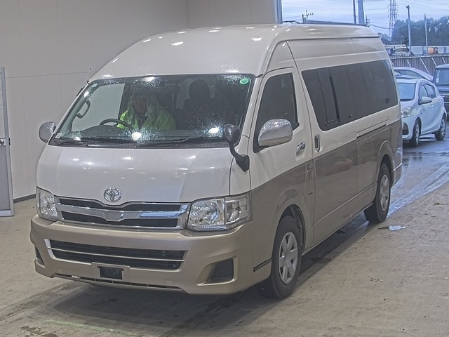 TOYOTA HIACE — фото