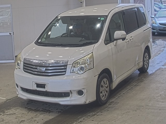 TOYOTA NOAH — фото