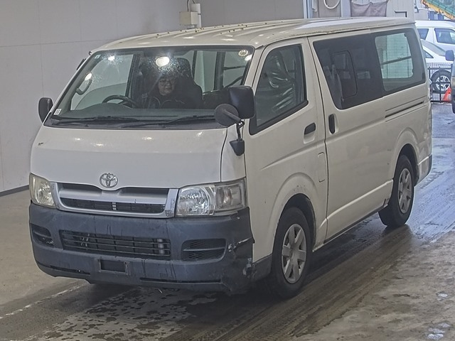 TOYOTA HIACE — фото