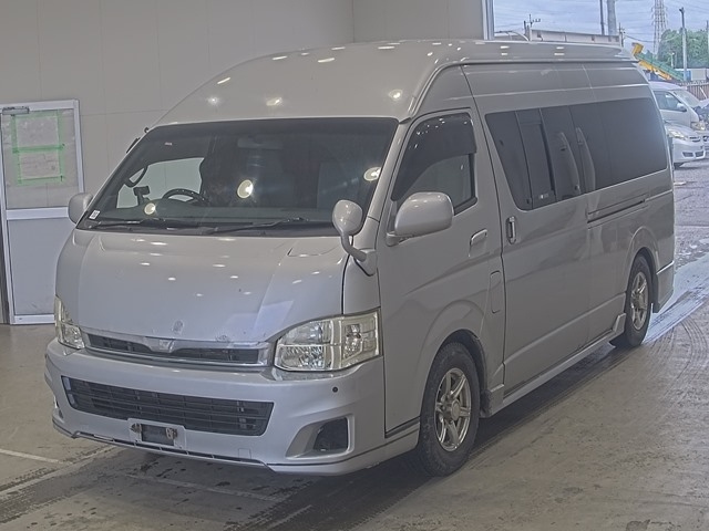 TOYOTA HIACE — фото