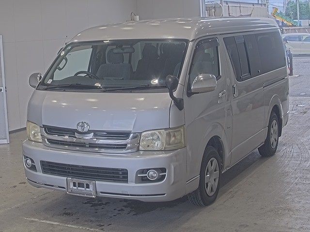 TOYOTA HIACE — фото