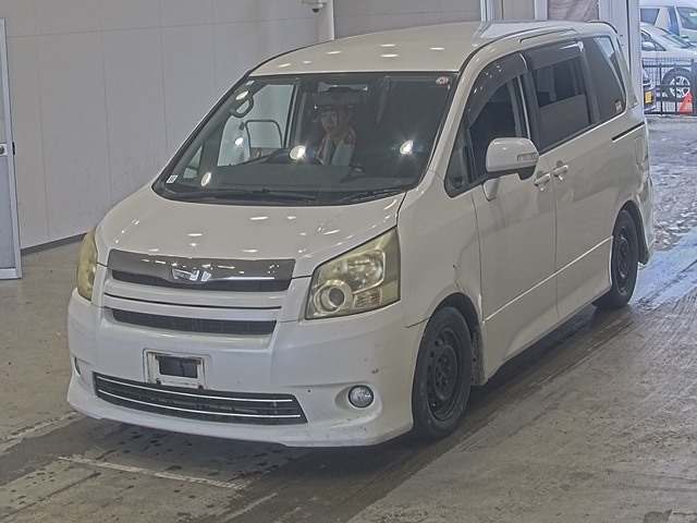 TOYOTA NOAH — фото