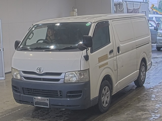 TOYOTA HIACE — фото