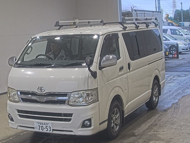TOYOTA HIACE — фото