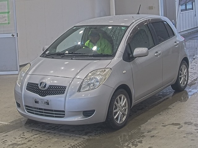 TOYOTA VITZ — фото