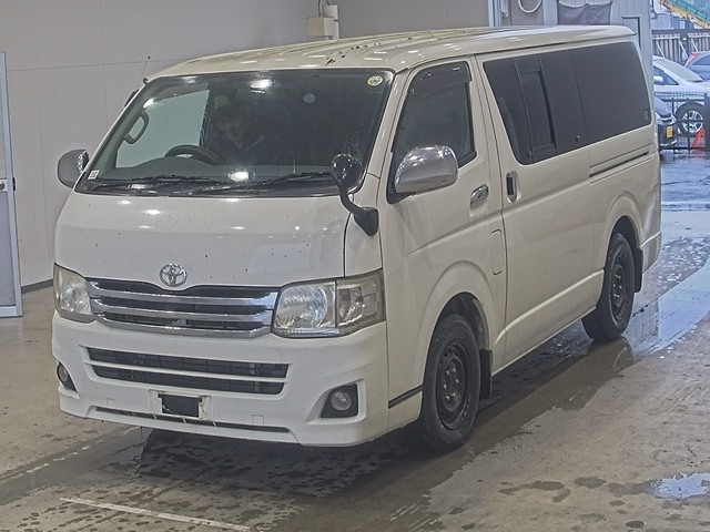 TOYOTA HIACE — фото