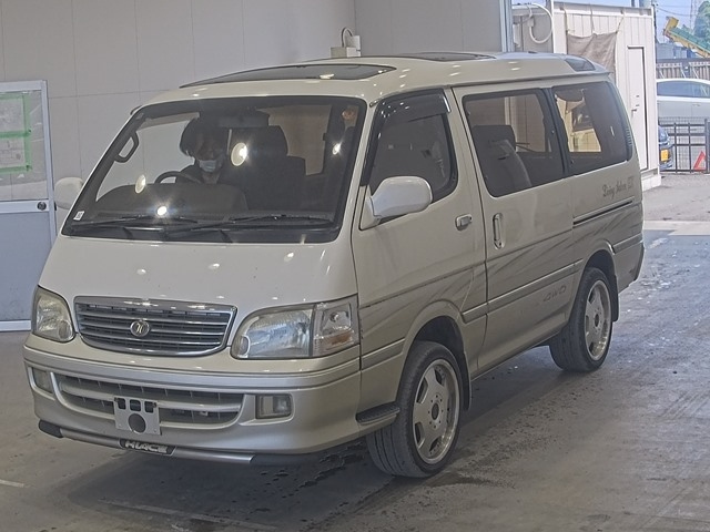 TOYOTA HIACE — фото