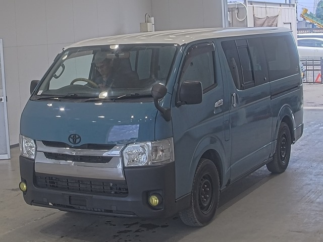 TOYOTA HIACE — фото