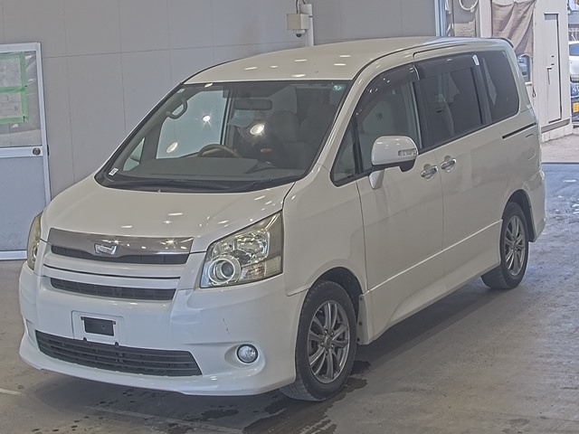 TOYOTA NOAH — фото