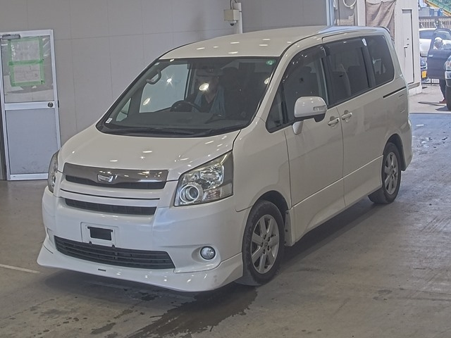 TOYOTA NOAH — фото