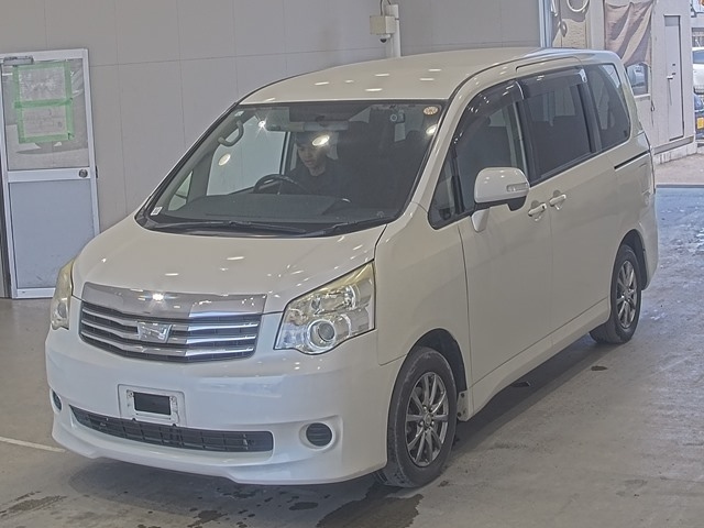 TOYOTA NOAH — фото