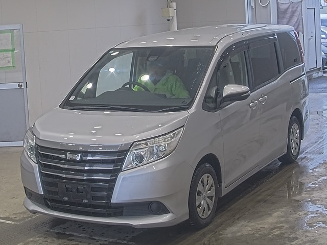 TOYOTA NOAH — фото