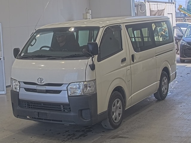 TOYOTA HIACE — фото