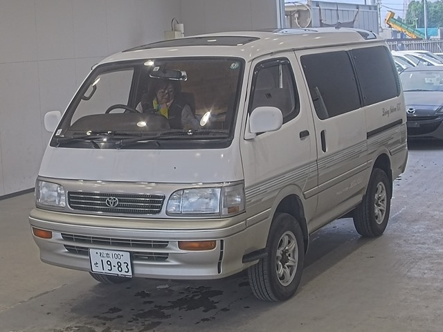 TOYOTA HIACE — фото