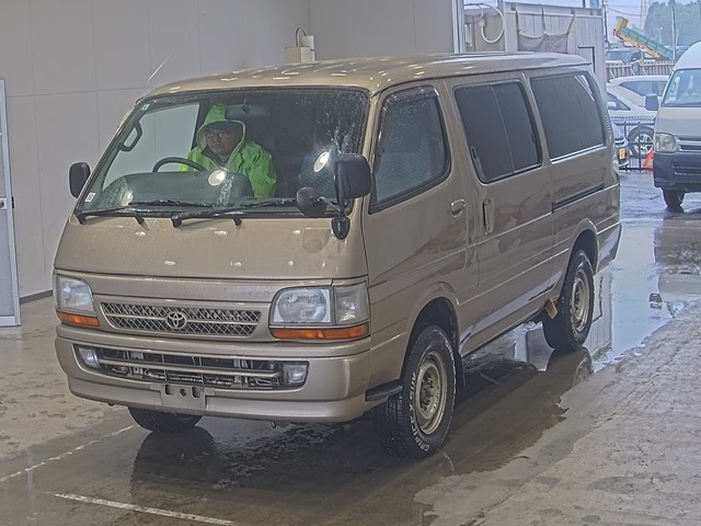 TOYOTA HIACE — фото