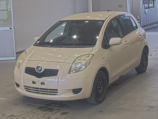 TOYOTA VITZ — фото