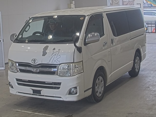 TOYOTA HIACE — фото