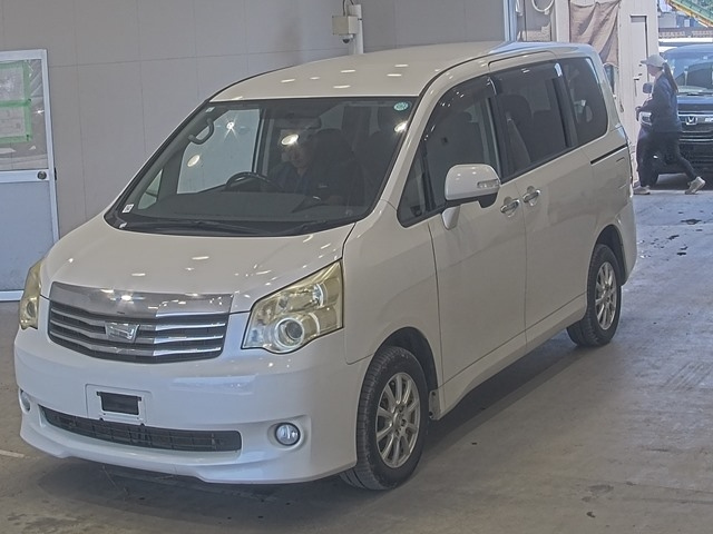 TOYOTA NOAH — фото