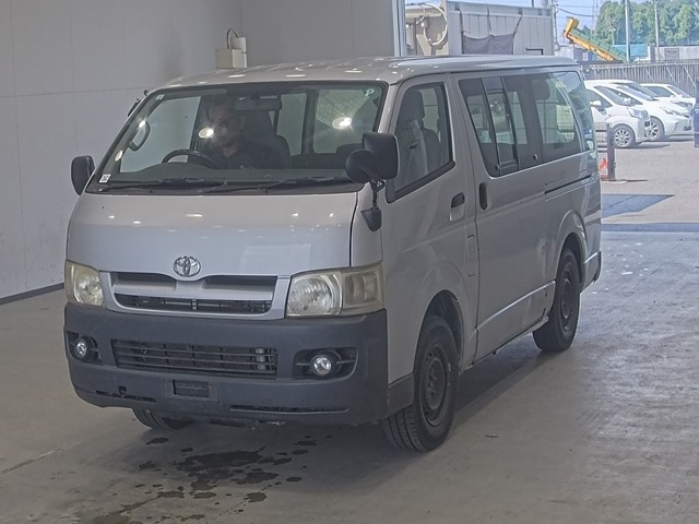 TOYOTA HIACE — фото