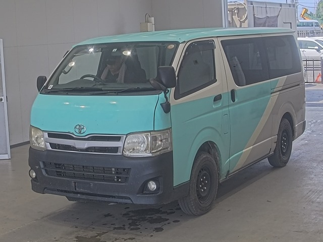 TOYOTA HIACE — фото