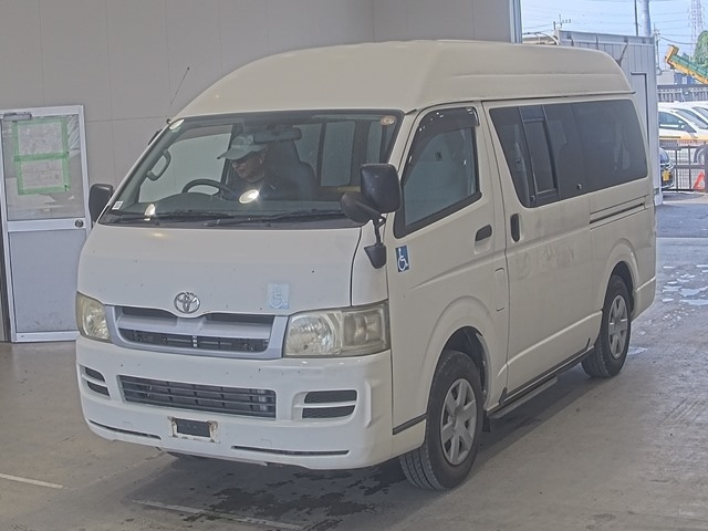 TOYOTA HIACE — фото
