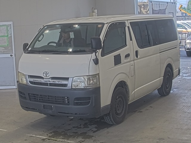 TOYOTA HIACE — фото