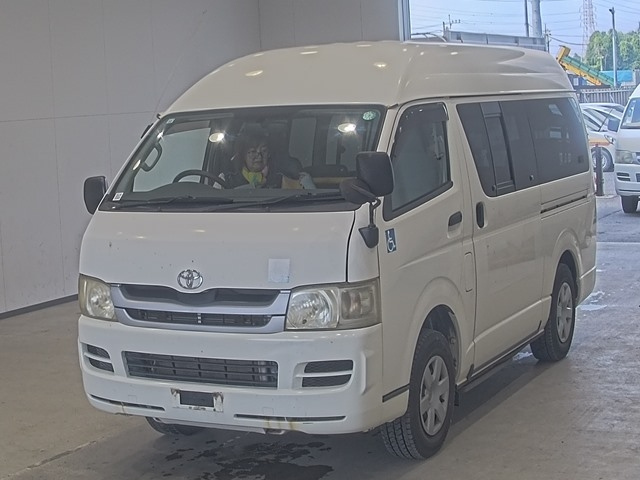 TOYOTA HIACE — фото