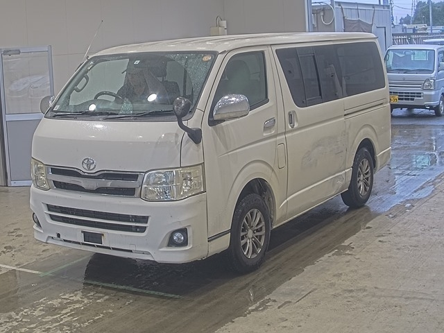 TOYOTA HIACE — фото