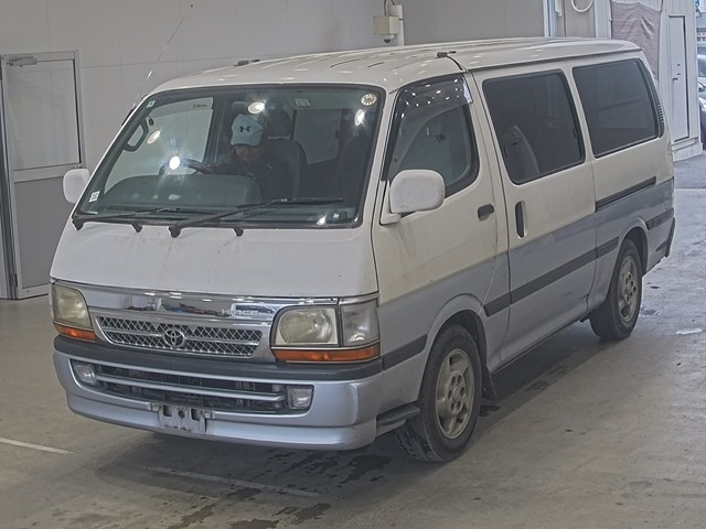 TOYOTA HIACE — фото
