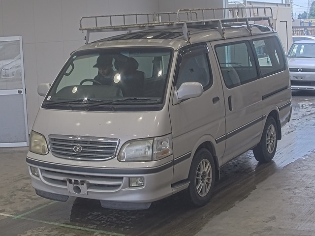 TOYOTA HIACE — фото