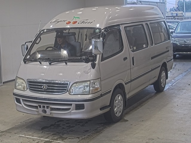 TOYOTA HIACE — фото
