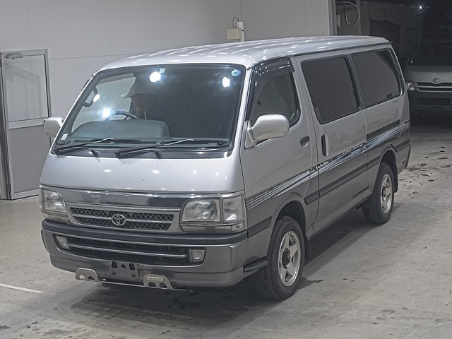 TOYOTA HIACE — фото