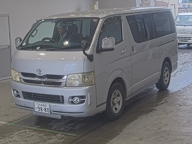 TOYOTA HIACE — фото