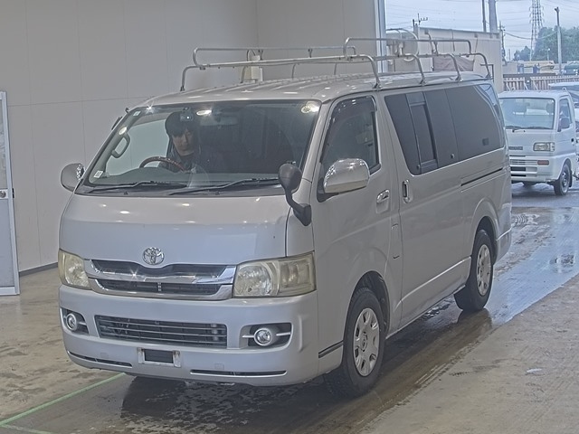 TOYOTA HIACE — фото
