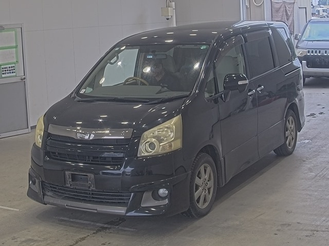 TOYOTA NOAH — фото