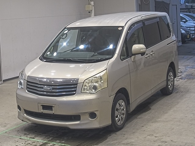 TOYOTA NOAH — фото