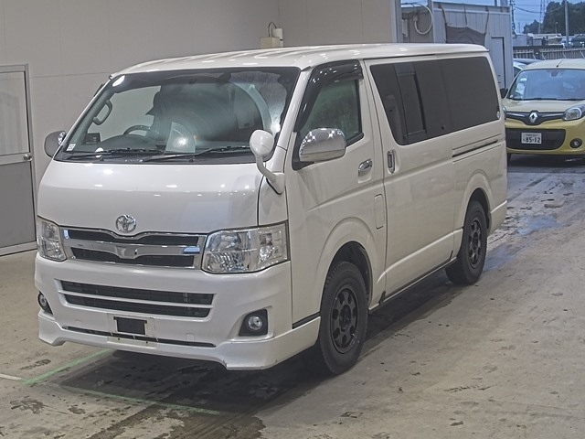 TOYOTA HIACE — фото