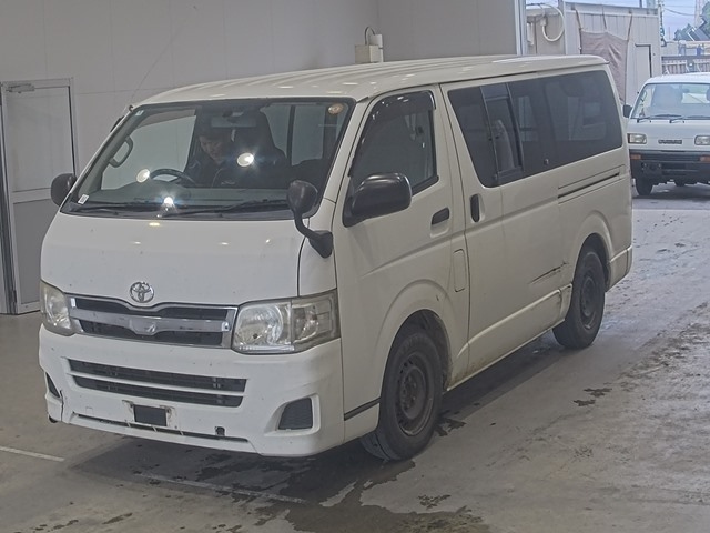 TOYOTA HIACE — фото