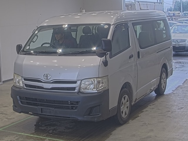 TOYOTA HIACE — фото